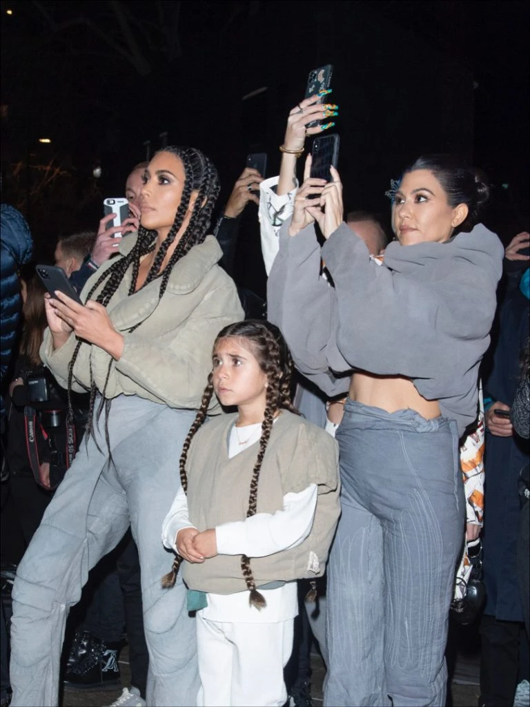 Kim Kardashian, Penelope Disick y Kourtney Kardashian con los celulares apuntando al show de rap de la pequeña North West.