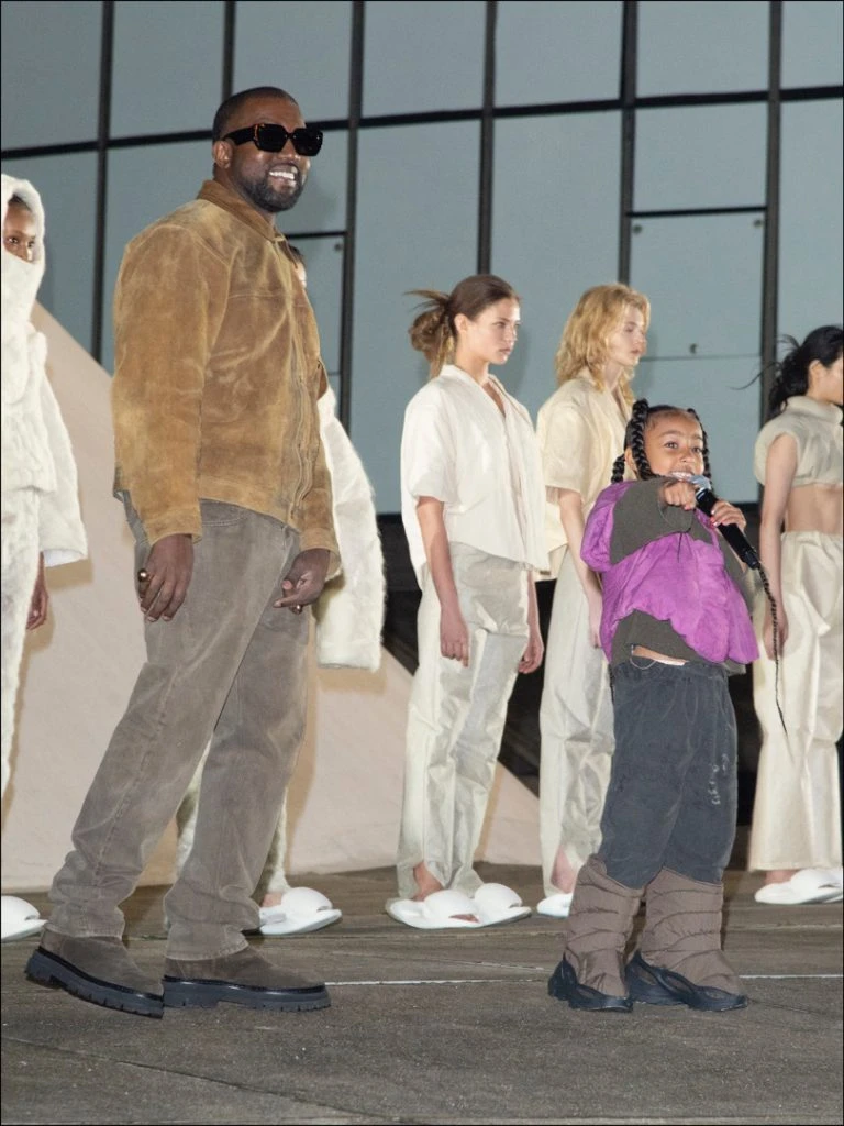 Kanye West, feliz y orgulloso, junto a su hija North, que sorprendió a todos con sus habilidades para el rap.