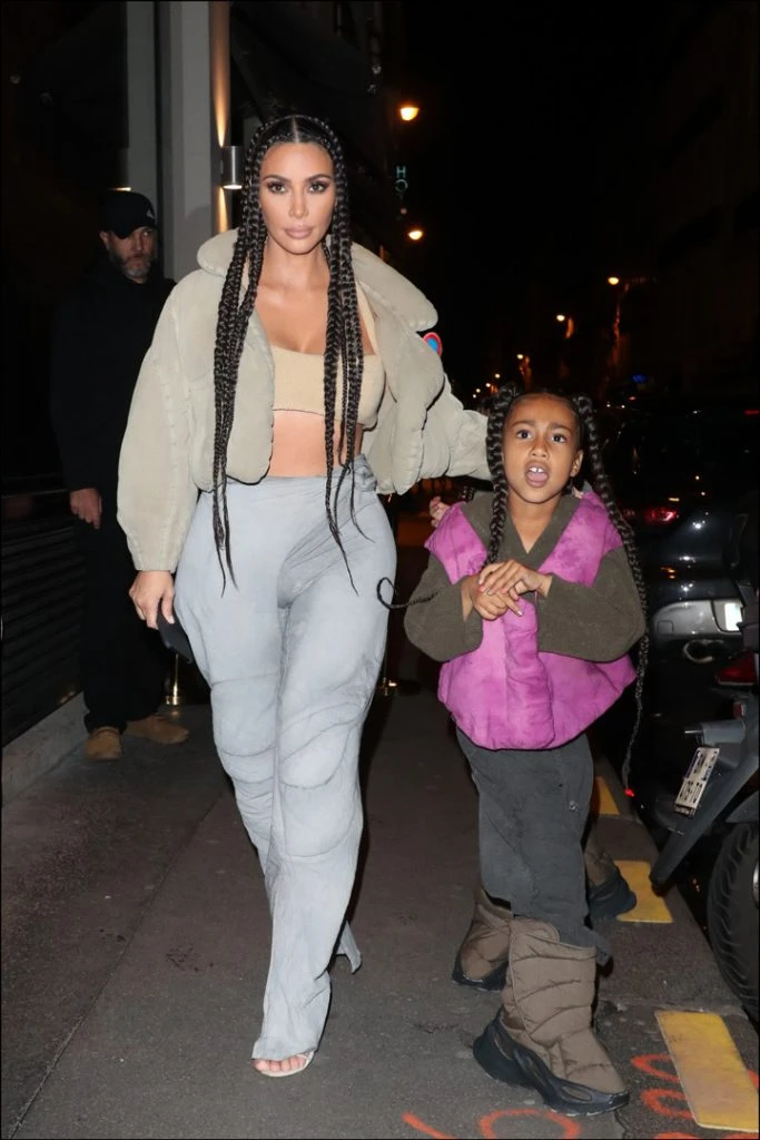 Kim Kardashian y North West con total look de la nueva colección de Yeezy Season 8, la marca de Kanye West, presentada en París.