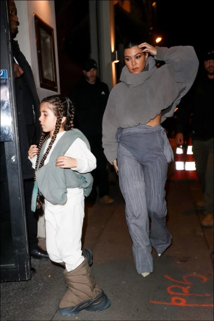 Kourtney Kardashian y Penelope Disick llegan al show de moda de Yeezy en París. Foto: