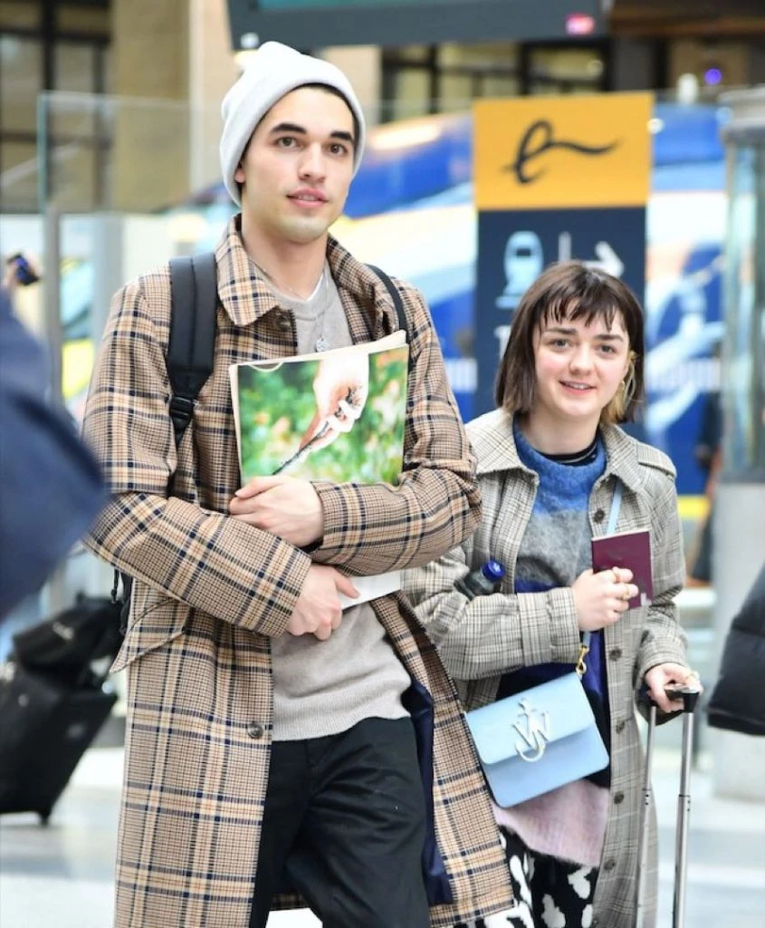 MAISIE WILLIAMS PAREJA MIMETIZADA