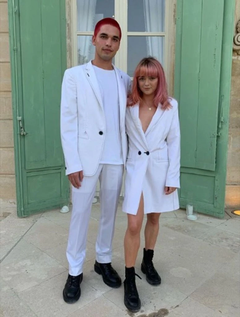 MAISIE WILLIAMS PAREJA MIMETIZADA