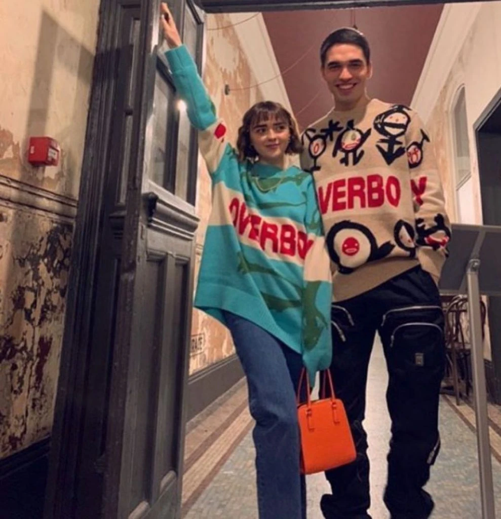 MAISIE WILLIAMS PAREJA MIMETIZADA