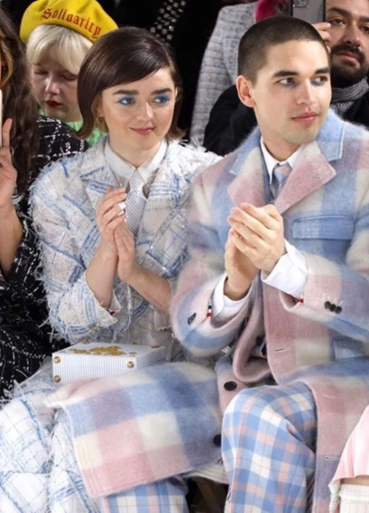 MAISIE WILLIAMS PAREJA MIMETIZADA