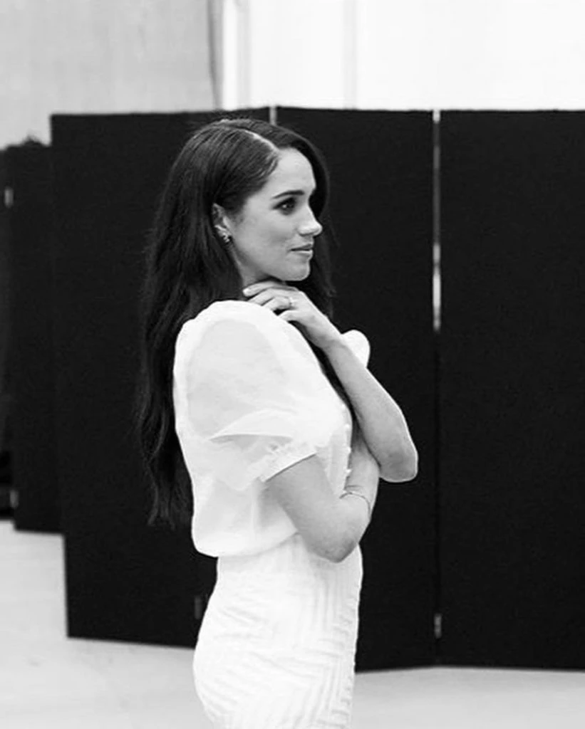 Meghan Markle y su look total white.