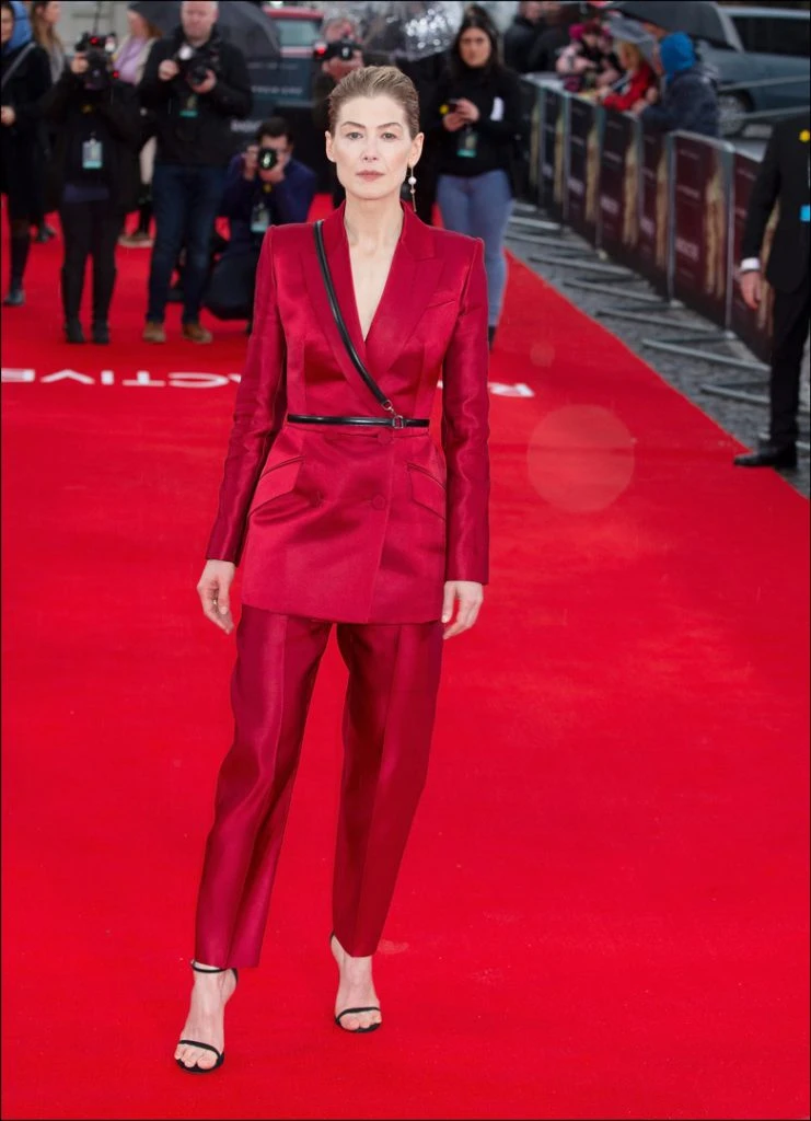 Rosamund Pike en el estreno de Radioactive con el conjunto de la colección otoño-invierno 2020 de Alexander McQueen.