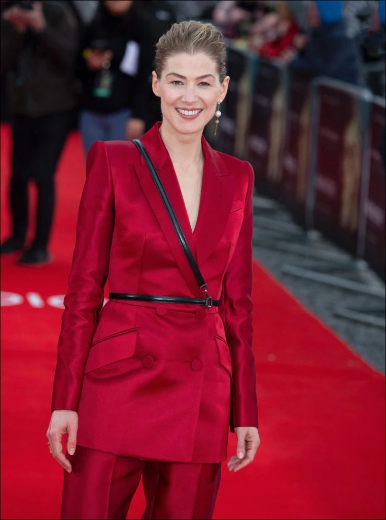 Rosamund Pike en el estreno de Radioactive en Londres.
