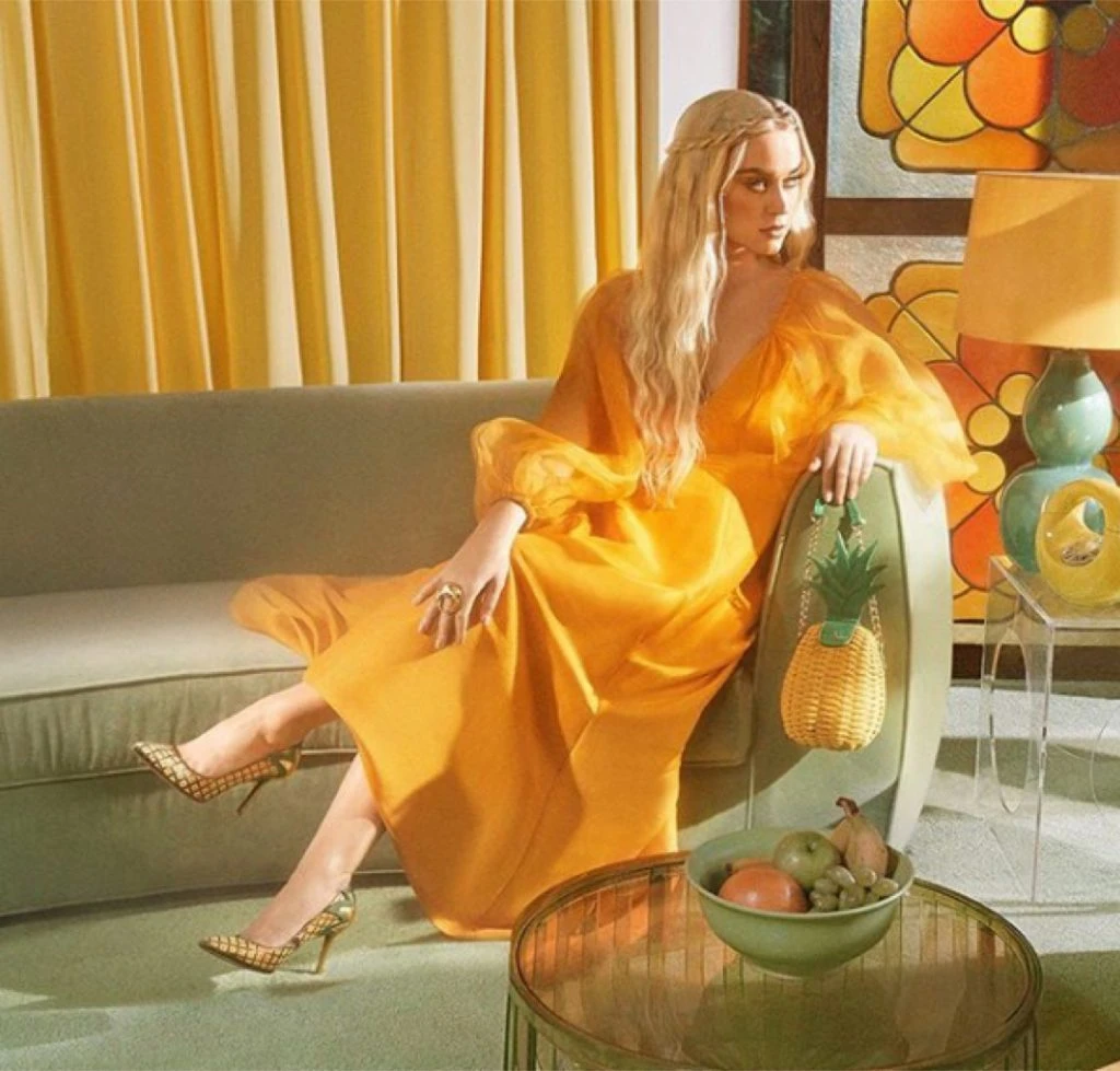 KATY PERRY DONA ZAPATOS Y CARTERAS CORONAVIRUS