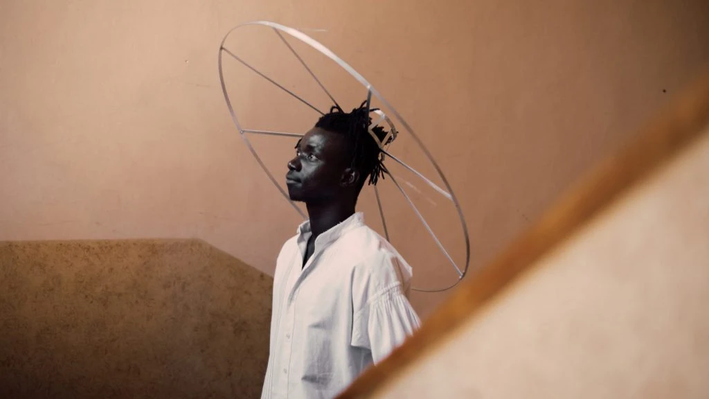 Los extravagantes sombreros de Verónica Toppino. Covid 19