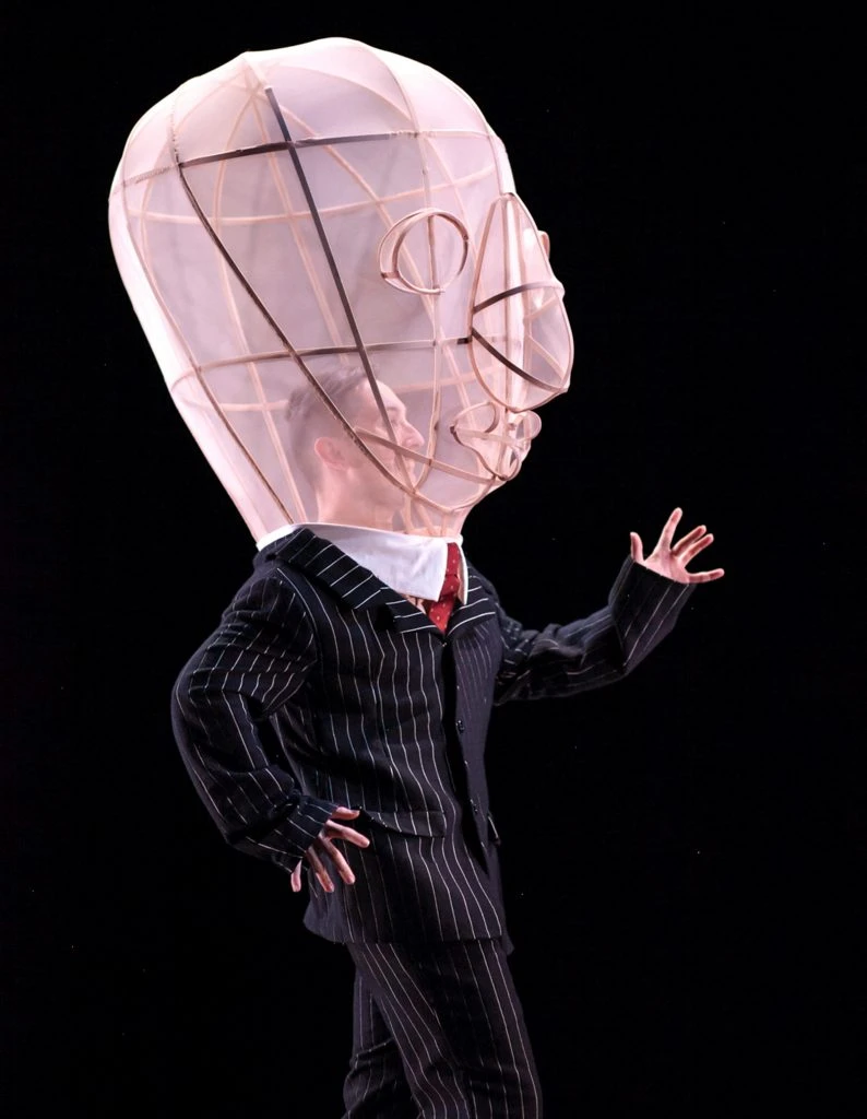 Los extravagantes sombreros de Verónica Toppino. Covid 19