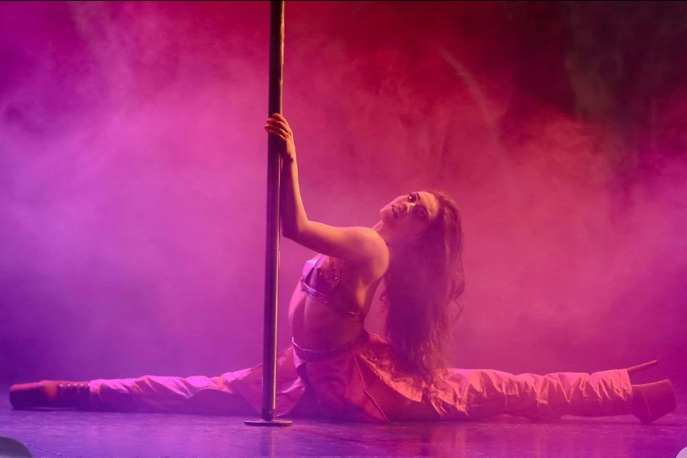 Valentna Ferandez pole dance
