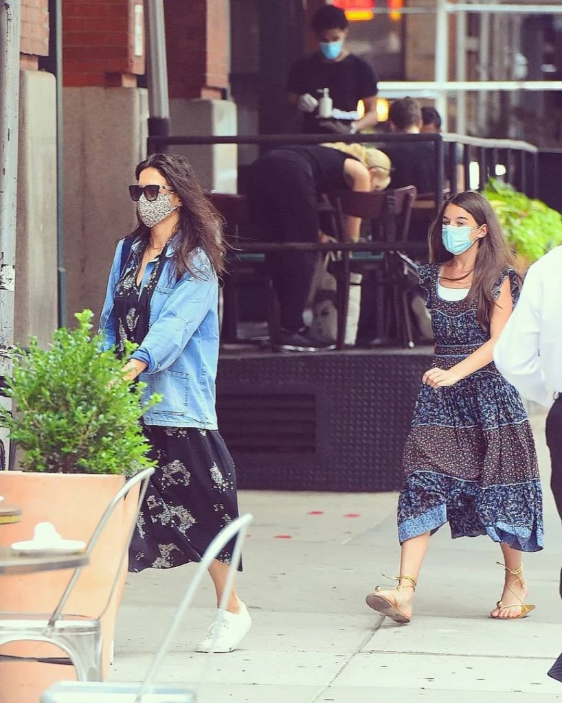 Katie Holmes y Suri Cruise caminando por las calles de Nueva York, ciudad en la que residen