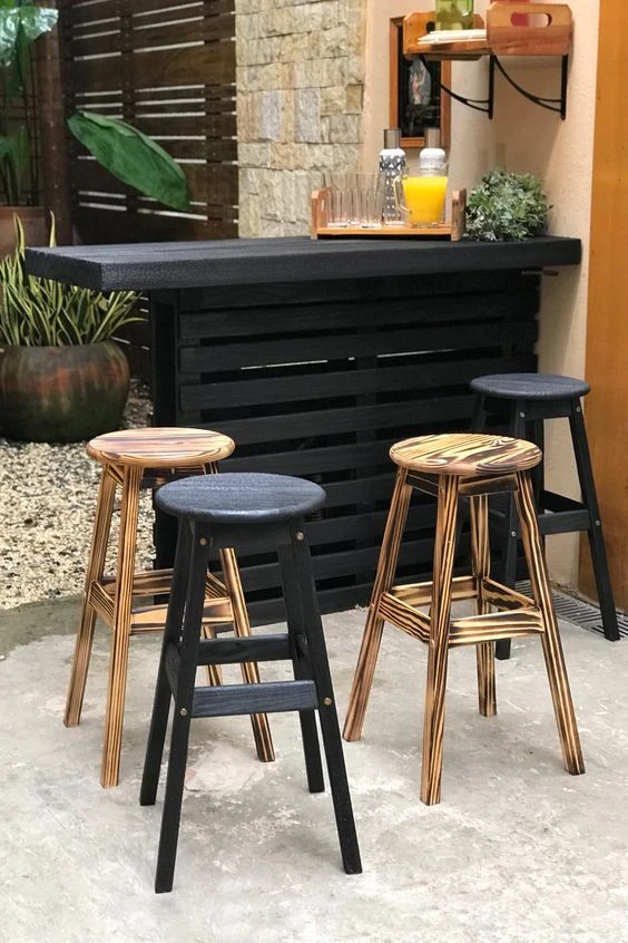 En un pequeño rincón, el bar ya está listo.