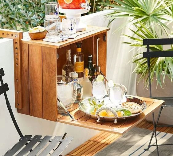 En un pequeño rincón, el bar ya está listo.  