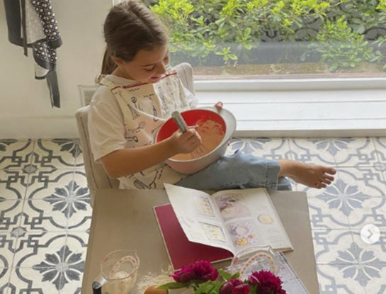 Juliana Awada compartió la receta de cookies con chips de chocolate que cocinó su hija Antonia