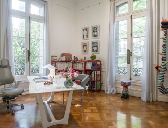 Así se transformó un departamento clásico en un espacio de oficinas moderno y lleno de luz y arte