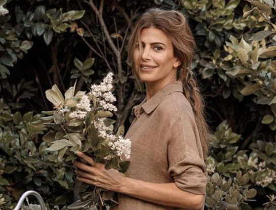 Juliana Awada fue la anfitriona perfecta en Los Abrojos: los detalles de la sobremesa donde no faltaron las flores y los apoya platos de ratán