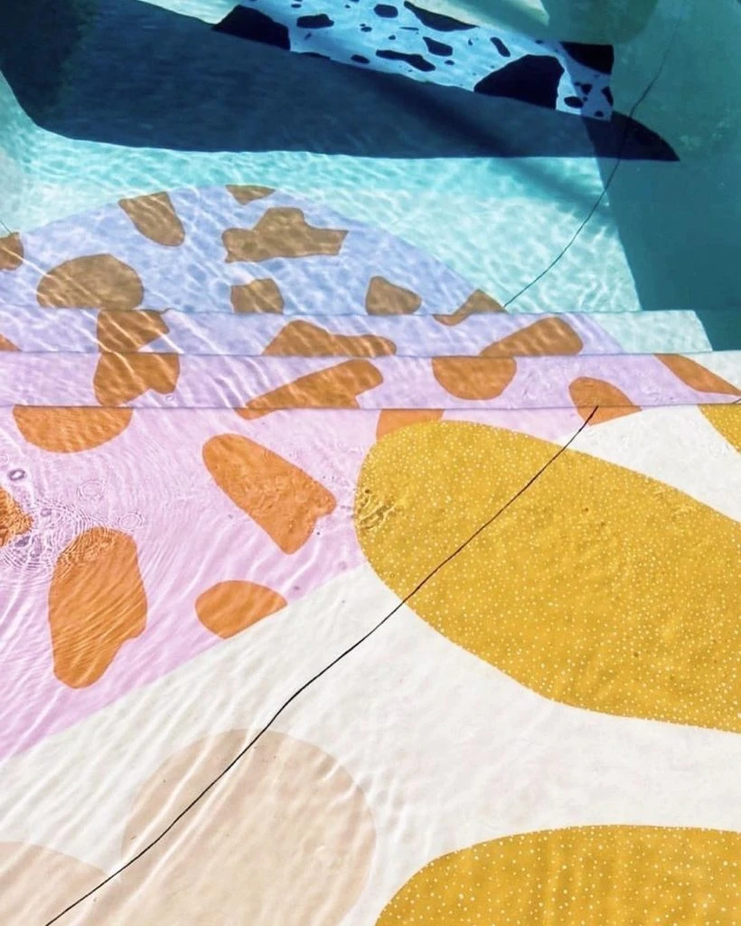 El mural en la pileta