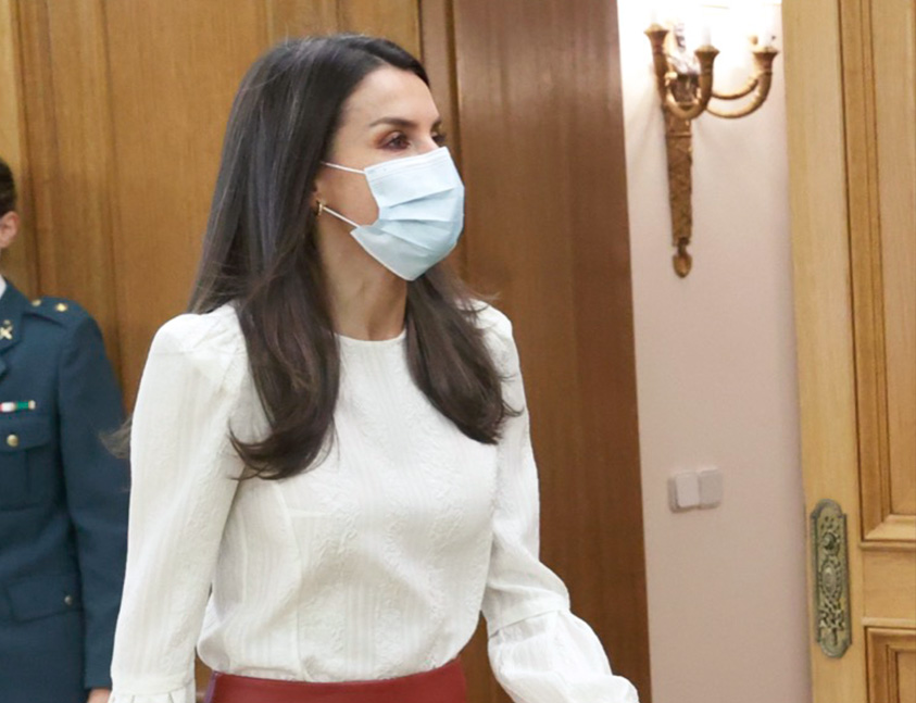 Letizia tiene la blusa más romántica de la temporada (con mangas puffy o  abullonadas) – Revista Para Ti