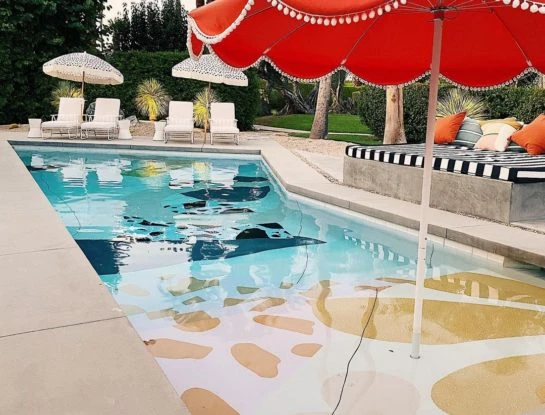 Pintar murales en la pileta: la tendencia en decoración de exteriores más cool del verano