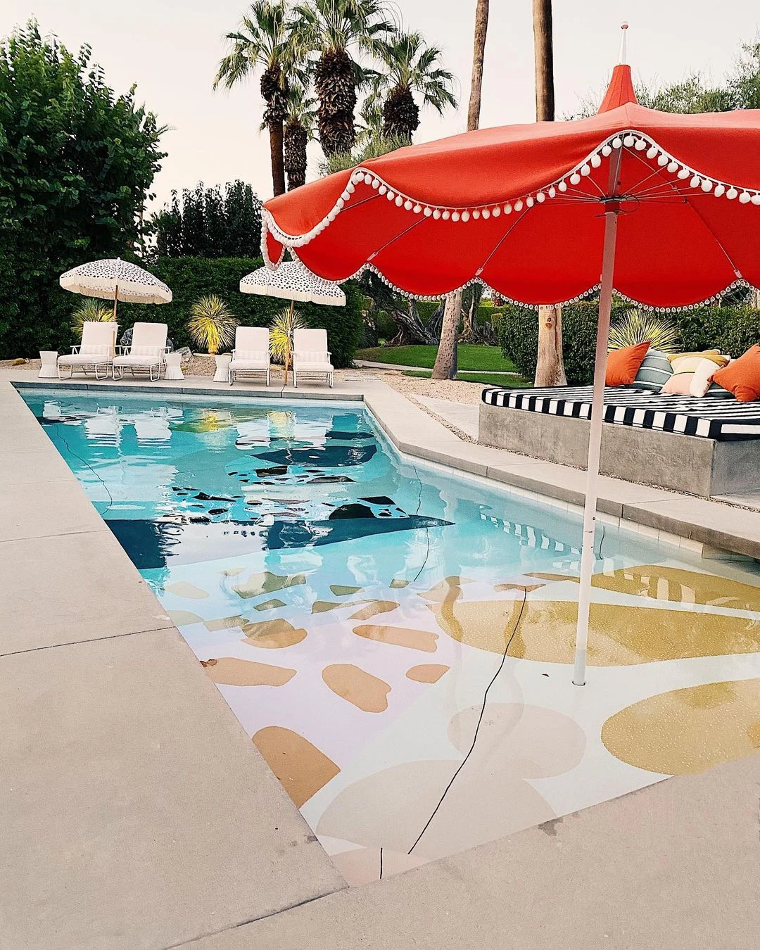 El mural en la pileta