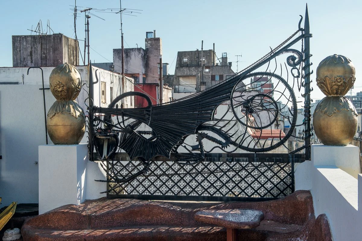 Las figuras de inspiración "gaudiana" adornan la terraza renovada por Michelle Volman. 