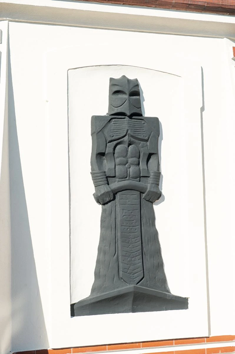 Las figuras de guerreros medievales, como en la fachada de la Sagrada Familia de Gaudí. 