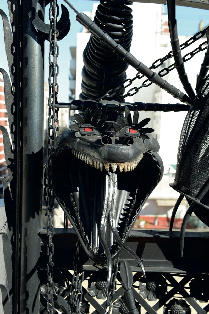 Las fascinantes réplicas en hierro del dragón Ladón. 