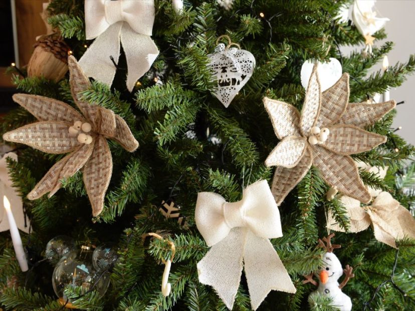 Decoracion Navidena Un Arbol De Navidad Que Combina Lo Tradicional Y Lo Rustico En Perfecta Armonia Y Adornado Con Deseos Para Ti