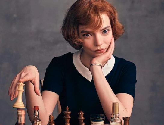 Anya Taylor-Joy, la protagonista de Gambito de dama impone el color de pelo rojo veneciano que será tendencia en el 2021