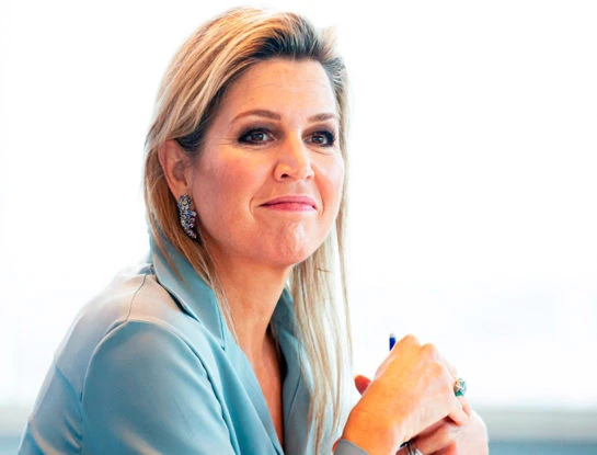 Máxima apostó por una mezcla súper chic: camel + celeste