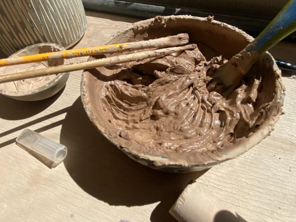 “Lo que más me gusta es el contacto con la arcilla... Meter las manos en la masa", asegura Leticia Churba. 