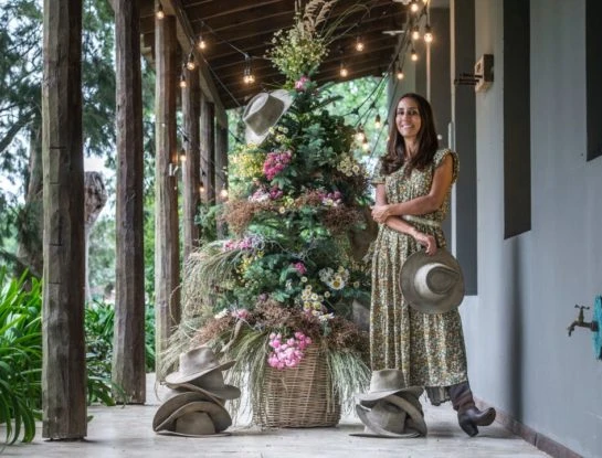 Cómo armar un árbol de Navidad natural y una mesa de celebración estilo campestre