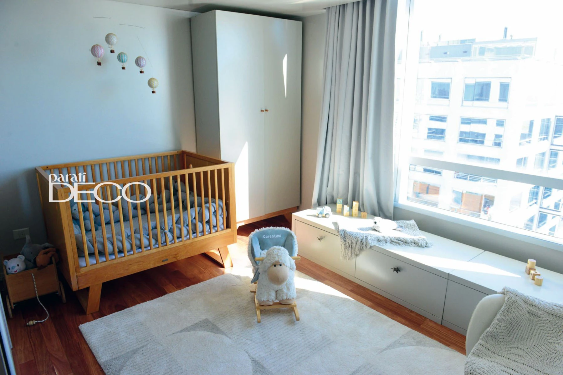 Mobiliario de madera natural para el menor de la casa.