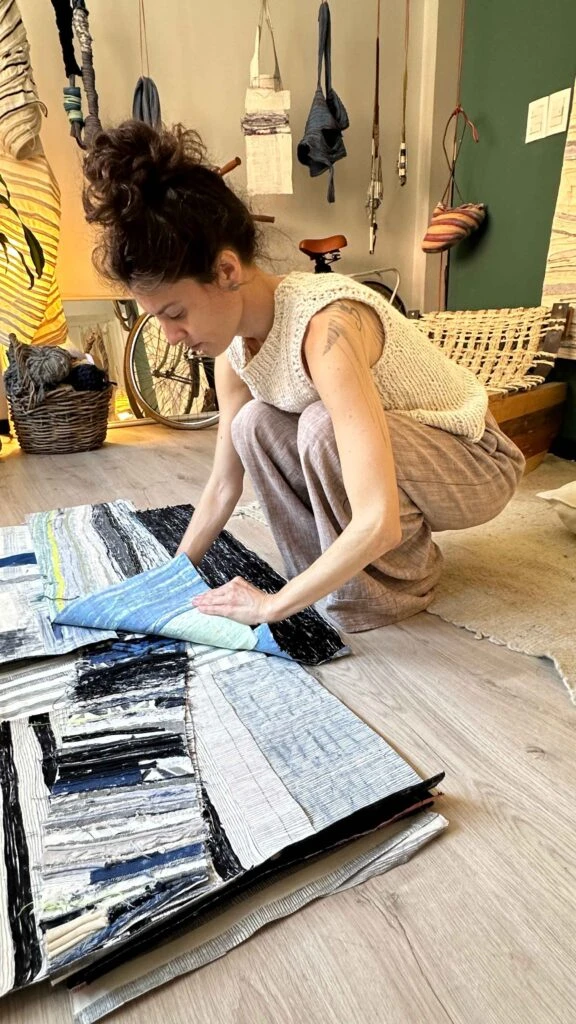 Sabina Tiemroth es Docente de Indumentaria Textil en una escuela secundaria Aula 21.