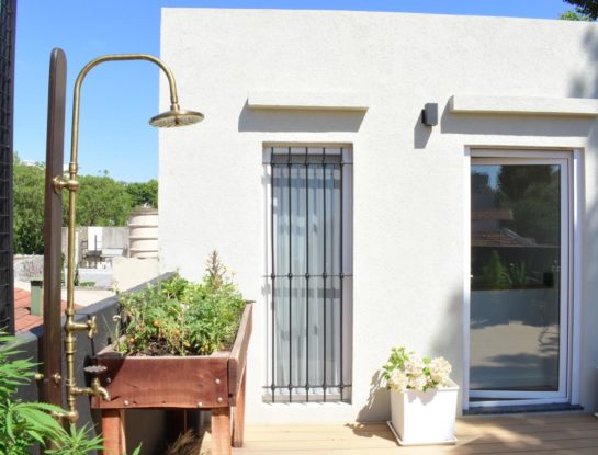 Las duchas al aire libre y en casa son el nuevo chapuzón: una tendencia de decoración bien de verano