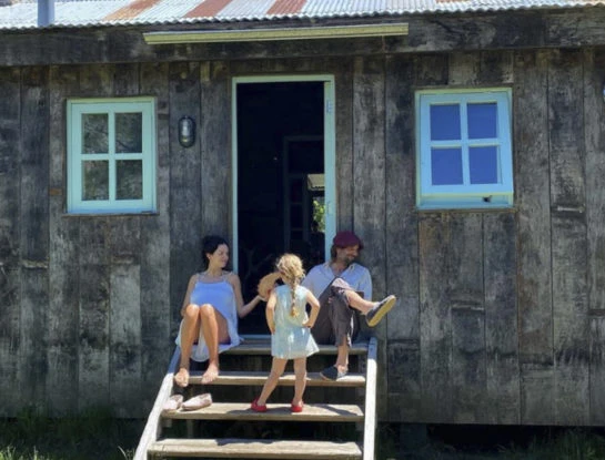 Así es la cabaña encantadora de Zaira Nara y Jakob Von Plessen en San Martín de los Andes: de madera y con detalles rústicos, parece una casa de cuentos de hadas