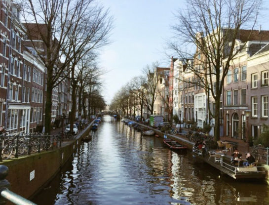 Bajo los cielos del mundo: Amsterdam, la ciudad de las bicicletas, molinos y casas flotantes