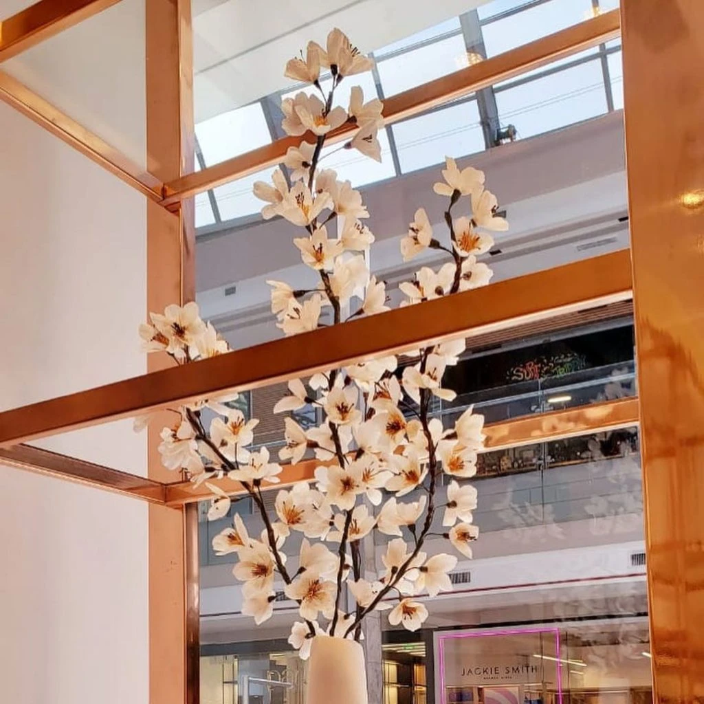 Flores de papel en Etiqueta Negra