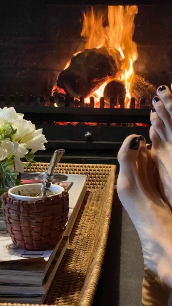 Juliana Awada se pinta las uñas de negro