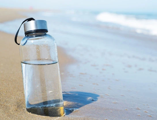 La nueva tendencia de tomar agua de mar que consumen los famosos: todos sus beneficios