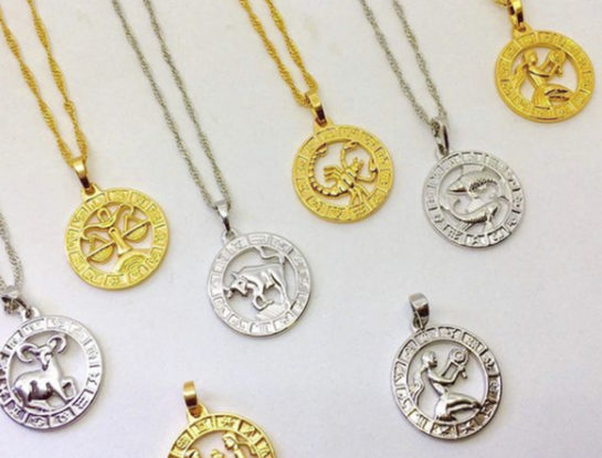 Horóscopo y moda: ahora llevar tu signo del zodíaco como accesorio es tendencia