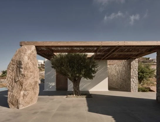 Un viaje a Grecia a través de la decoración: interior y exterior de una casa de piedra en Mykonos