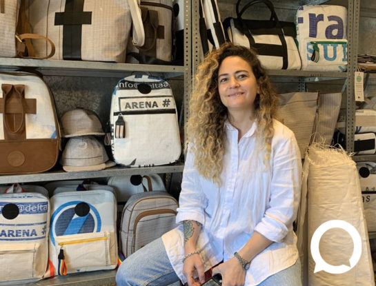 Consciencia ecológica: Tenían una marca de moda y ahora con residuos de la industria del petróleo hacen accesorios