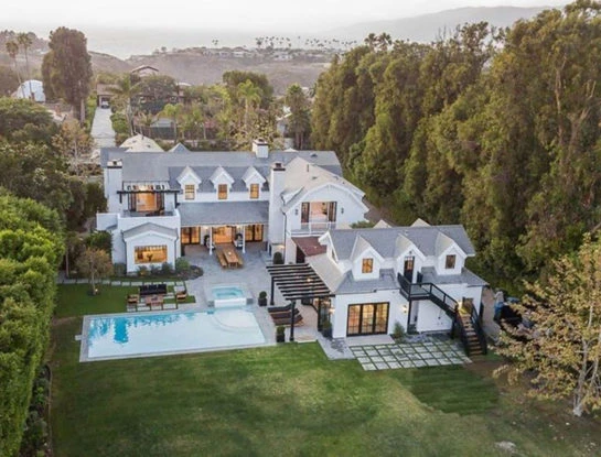 Así es la nueva casa de Dakota Johnson y Chris Martin en Los Angeles que eligieron para vivir juntos