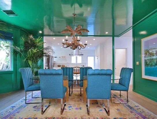 La fabulosa casa estilo urban jungle de Cara y Poppy Delevingne en Los Angeles EN VENTA