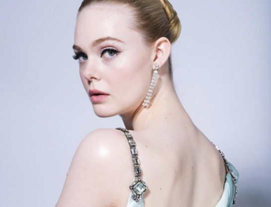Elle Fanning "estrenó" la alfombra roja de los Golden Globes 2021 con un impactante look estilo Bridgerton
