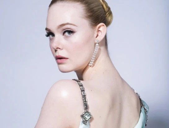 Elle Fanning "estrenó" la alfombra roja de los Golden Globes 2021 con un impactante look estilo Bridgerton