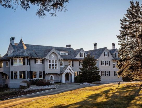 John Travolta vende su casa en la que vivió con su mujer Kelly Preston