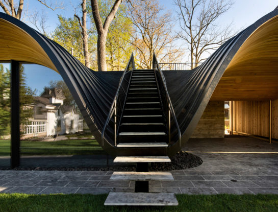 Un hallazgo de arquitectura y decoración: la casa de los techos ondulantes